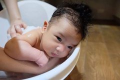 月嫂技能之嬰兒面部清潔、洗澡、穿衣_廣州月嫂培訓服務