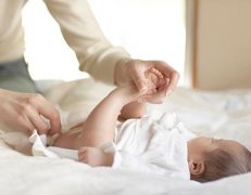 坐月子請月嫂還是去月子中心？_廣州月嫂服務